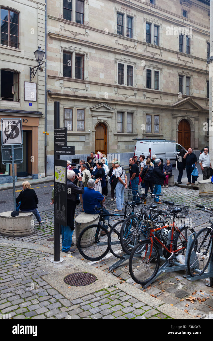 Gruppo di tour per le strade della città vecchia di Ginevra, Svizzera Foto Stock