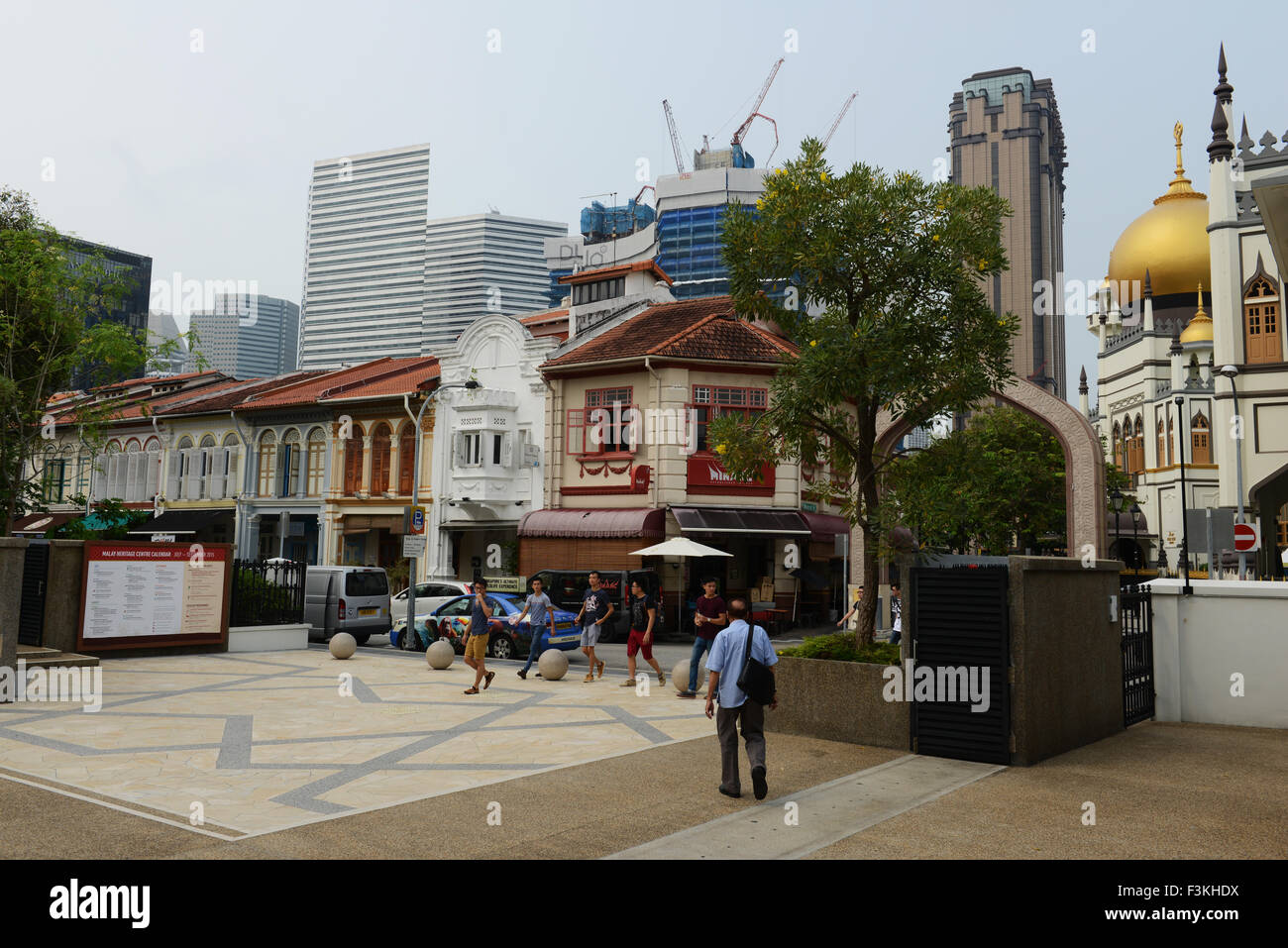 Gli edifici di vecchia costruzione in Kampong Glam con nuovi grattacieli moderni in background. Foto Stock