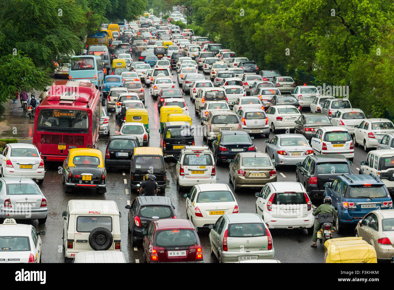 Molte automobili e autobus sono cought in un ingorgo sull'autostrada principale a Nuova Delhi subito dopo a pesanti piogge monsoniche Foto Stock