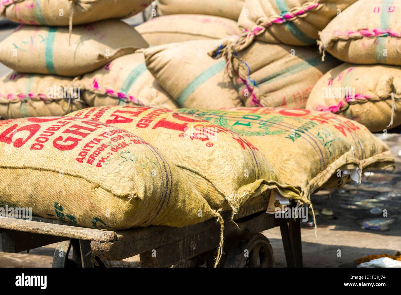 I sacchi pieni di spezie sono memorizzati nel mercato strade della vecchia Delhi Foto Stock