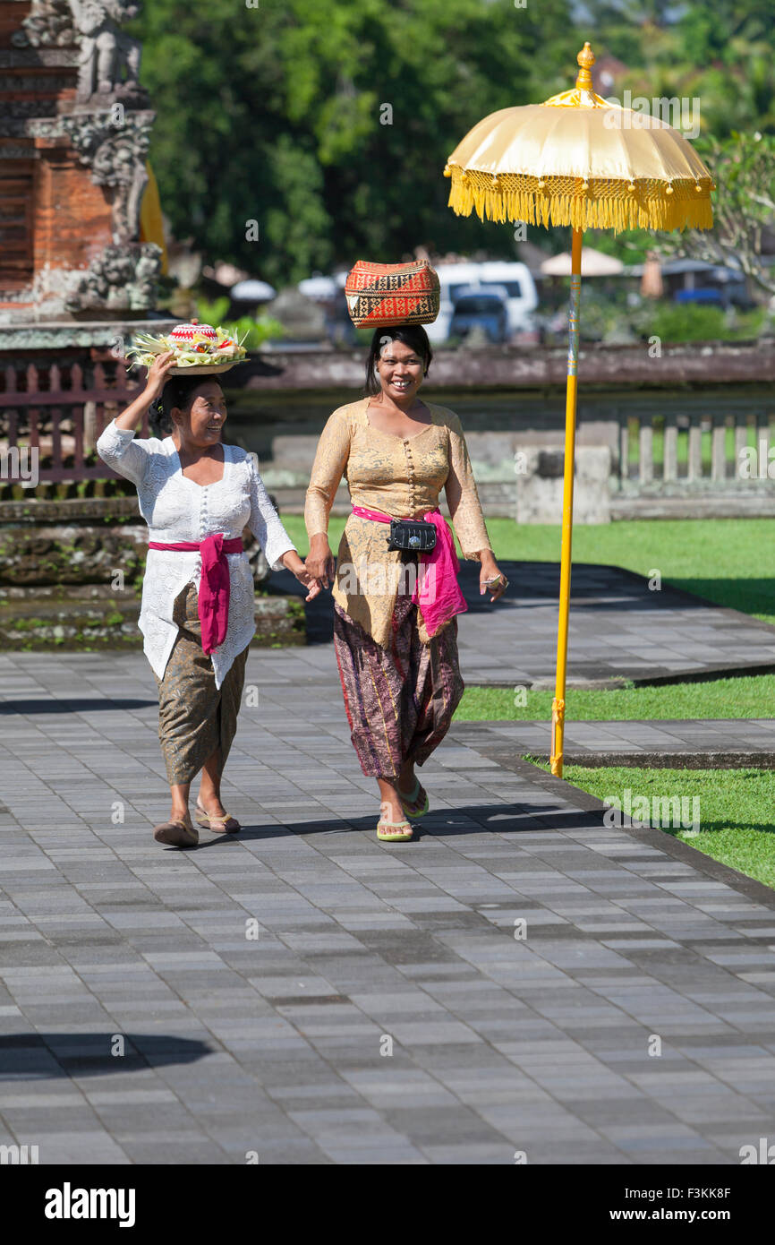 Le donne che trasportano un cestello con offerte sulle loro teste, Pura Taman Ayun, Mengwi, Bali, Indonesia Foto Stock