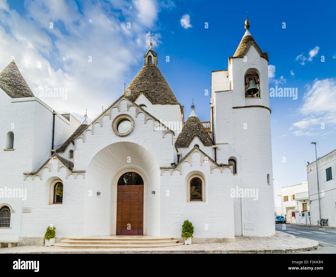 I Trulli di Alberobello in Puglia in Italia. Queste tipiche case con muri in pietra a secco e tetti conici sono uniche al mondo e sporgente questo luogo fuori del tempo e della realtà, da qualche parte tra la magia e la storia Foto Stock