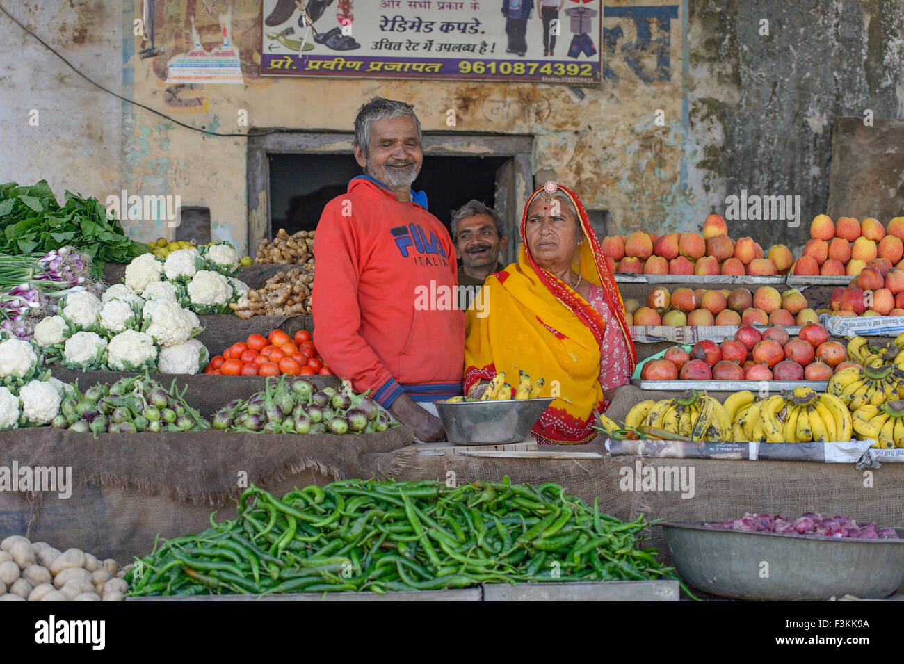 Unidentified streed venditore a vendere frutta e verdura in strada di Pushkar, India. Foto Stock