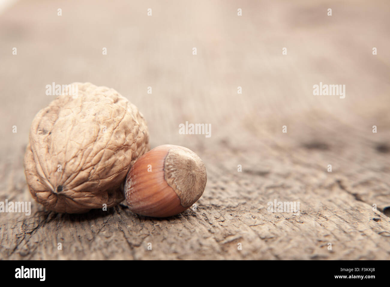 Vari i dadi sul pannello di legno Foto Stock