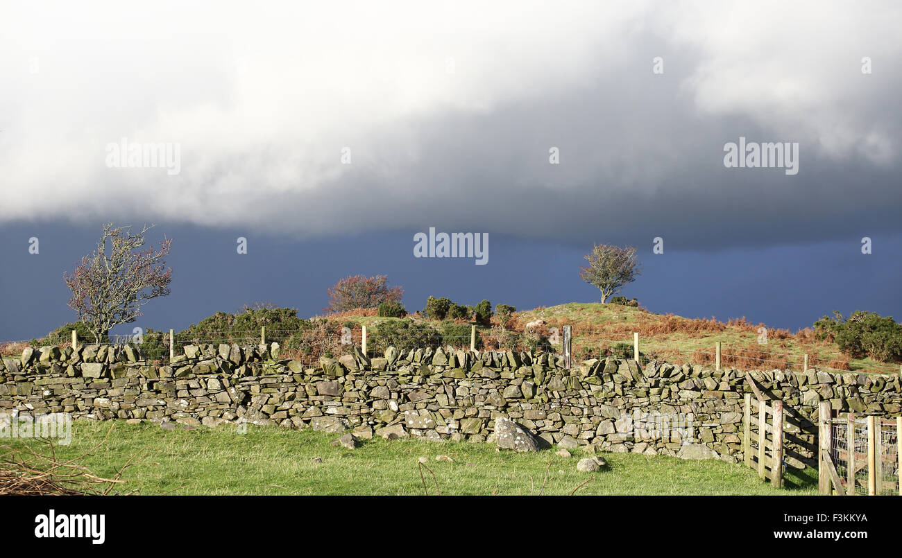 Una terra di agricoltori, il sole splende mentre la cortina di nubi meteo si avvicina Foto Stock