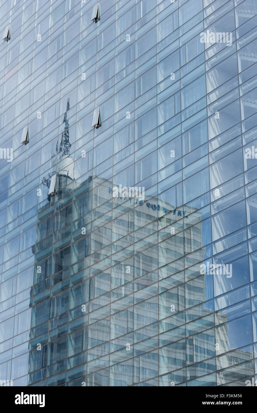 La riflessione di un edificio a lato di un grattacielo in vetro nel V&A Waterfront, Città del Capo, Sud Africa Foto Stock