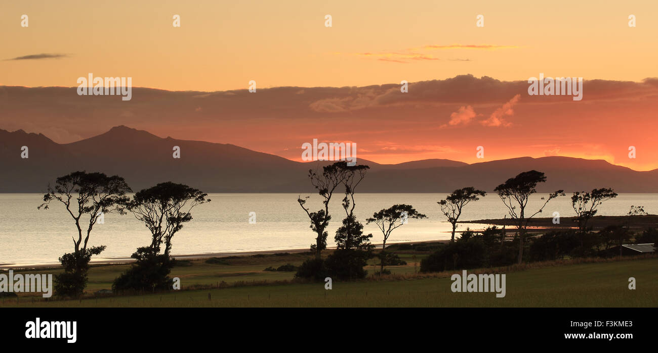 Un bel tramonto da Portencross, guardando attraverso Firth of Clyde verso l'Isle of Arran con il picco di Goatfell Foto Stock