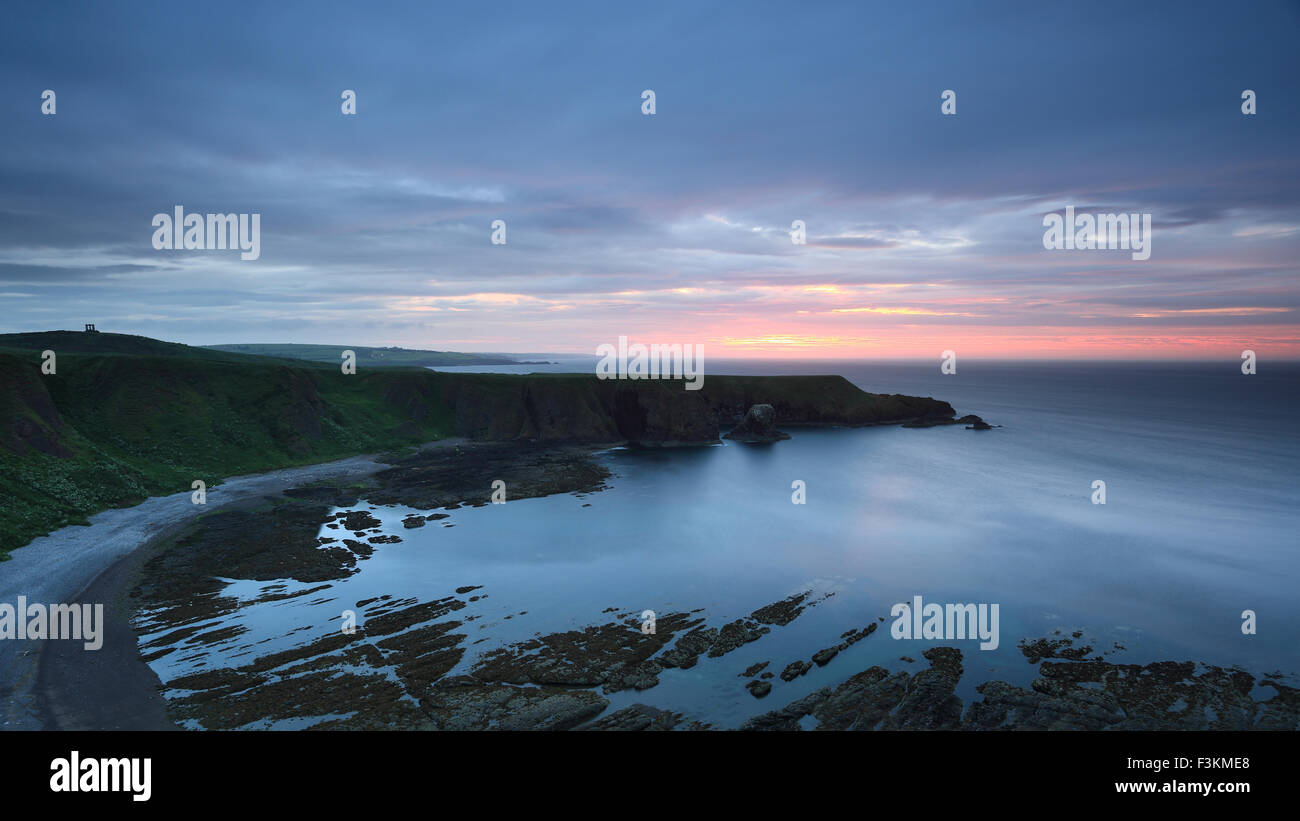Castello Haven, Bowdun Testa e Stonehaven Memoriale di guerra sulla sommità della collina di nero da Stonehaven di Sunrise Foto Stock