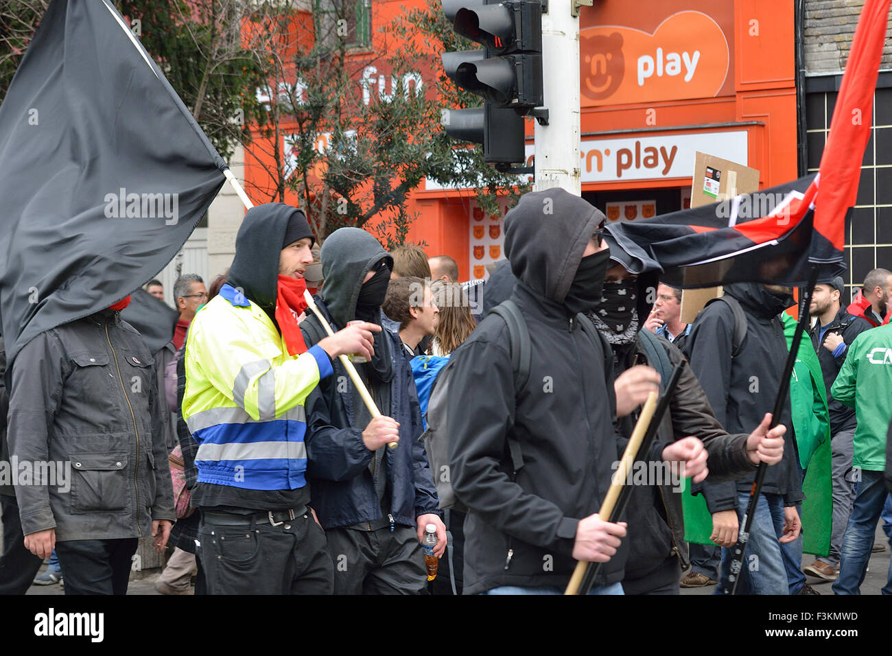 Bruxelles, Belgio. Il 7 ottobre, 2015. I partecipanti della manifestazione nazionale contro l'austerità spostare verso la Stazione Sud di Bruxelles in Belgio, Mercoledì 7 ottobre 2015. Credito: Skyfish/Alamy Live News Foto Stock