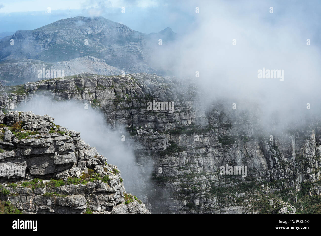 Deriva di nuvole tra le rocce sulla Table Mountain National Park, Cape Town, Sud Africa Foto Stock