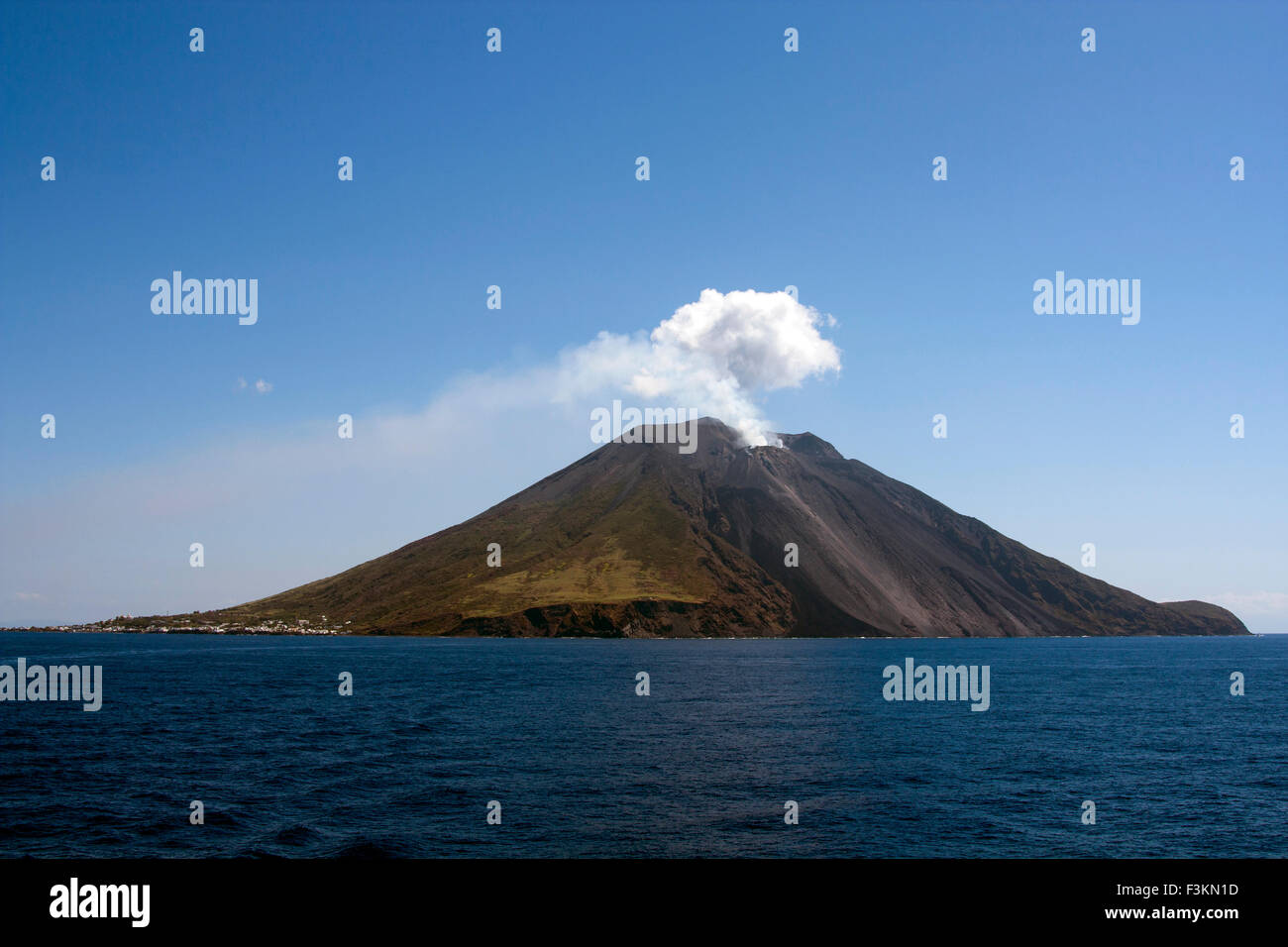 Isola di Stromboli con emissione di fumo dalla bocca del vulcano Foto Stock