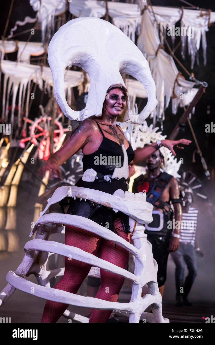 Nave fantasma galleggiante e ballerini al Cape Carnevale 2013, fanfara street a GreenPoint suddivisione, Cape Town, Sud Africa Foto Stock