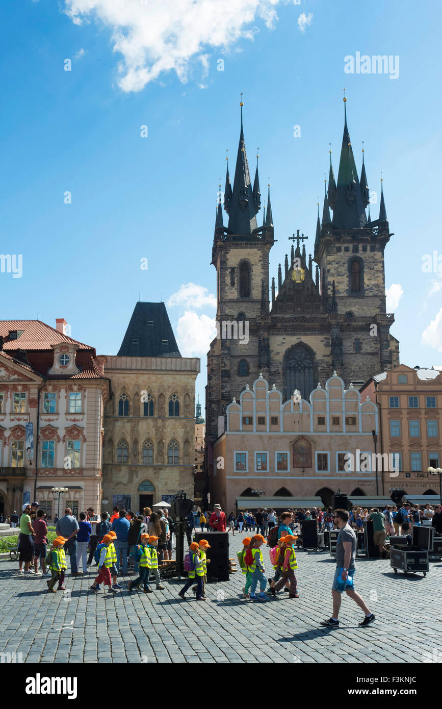 Scuola visita alla Piazza della Città Vecchia, la Chiesa di Nostra Signora di Tyn, Praga, Repubblica Ceca Foto Stock