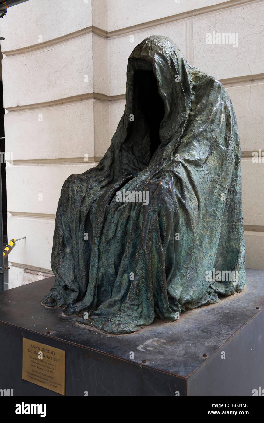 Anna Chromy, manto vuoto statua, Il Commendatorie, al teatro Estates, Praga, Repubblica ceca, Foto Stock