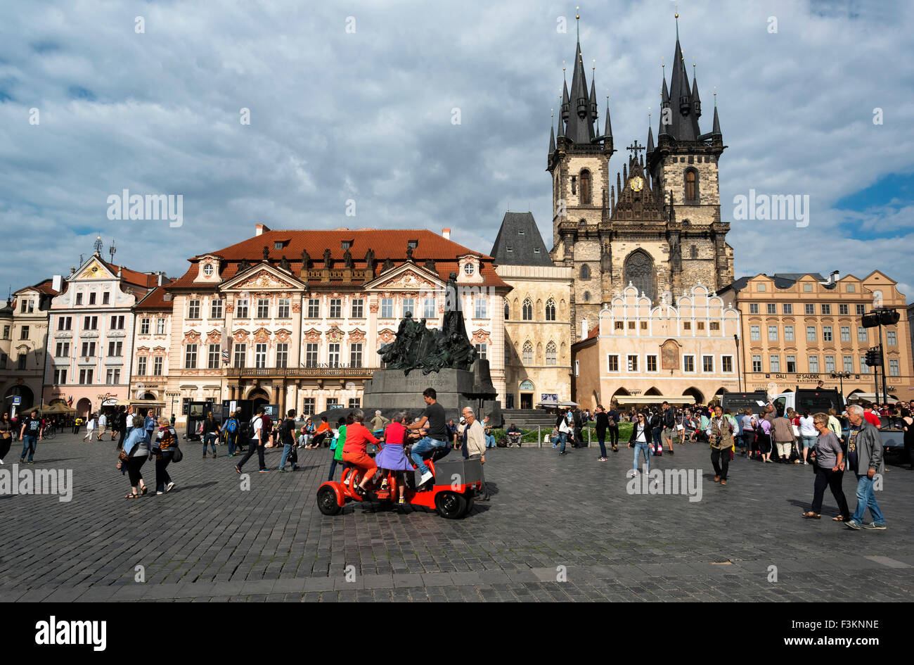 Palazzo Kinsky, la Chiesa di Nostra Signora di Tyn, Piazza della Città Vecchia, Jan Hus monumento, Staromestske namesti, Praga, Repubblica Ceca Foto Stock