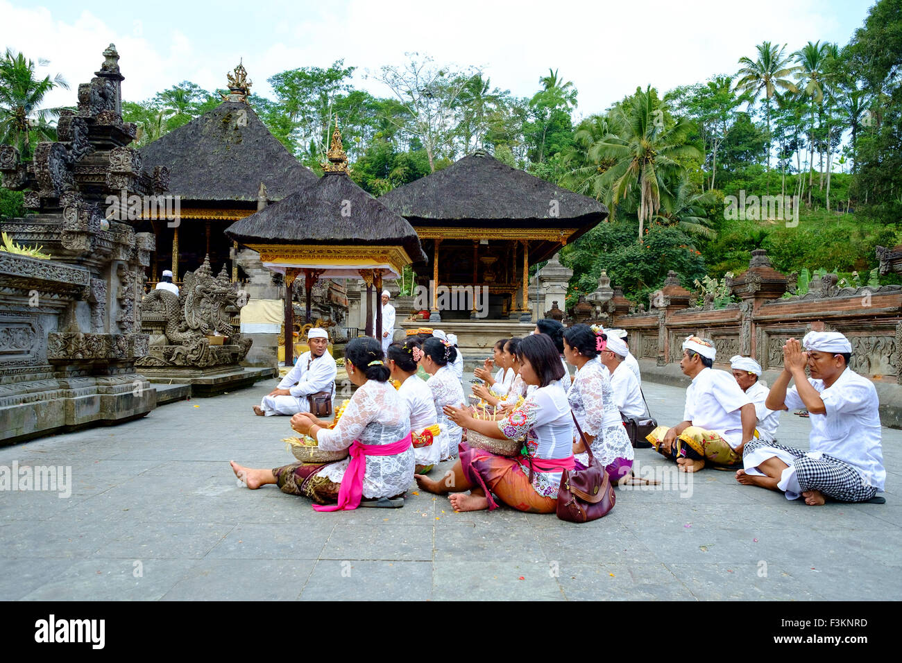 La popolazione locale pregando in primavera sacra tempio dell'acqua pura Tirtha Empul durante il festival religioso. Foto Stock