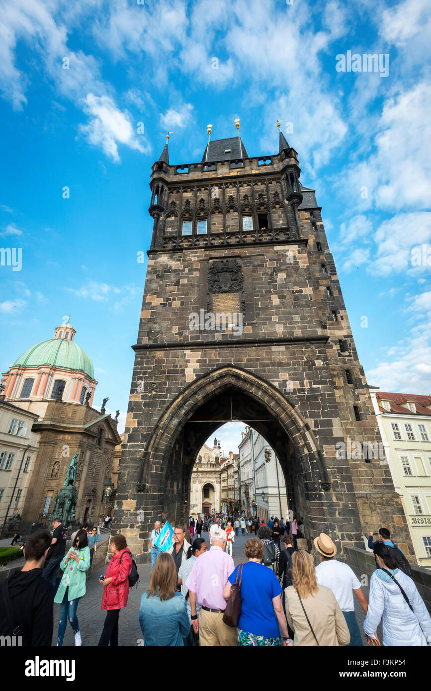 Torre del Ponte della città vecchia sul Ponte Carlo a Praga Foto Stock