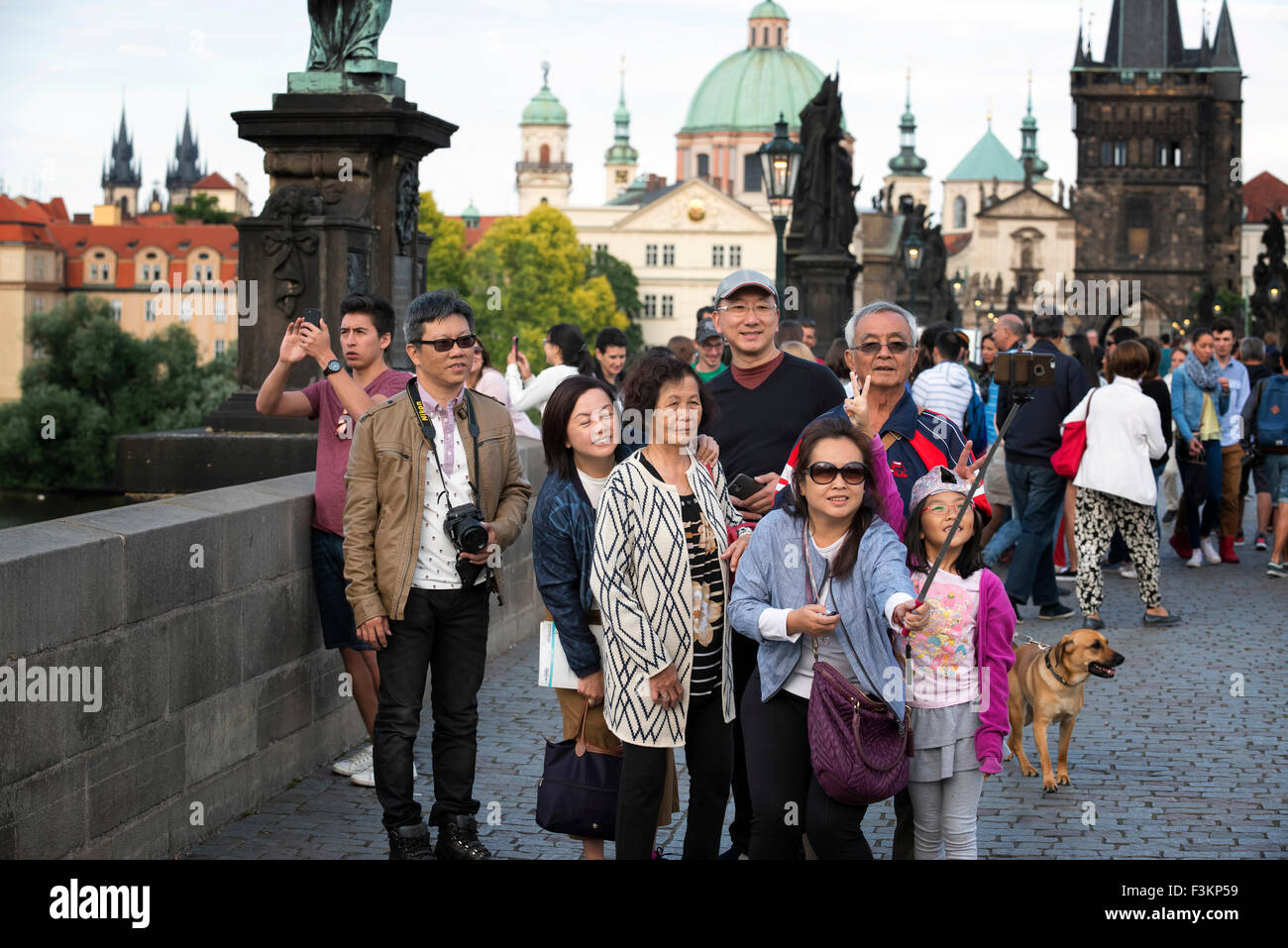 I turisti con selfie stick sul Ponte Carlo, guardando alla Città Vecchia, Praga, Repubblica Ceca Foto Stock