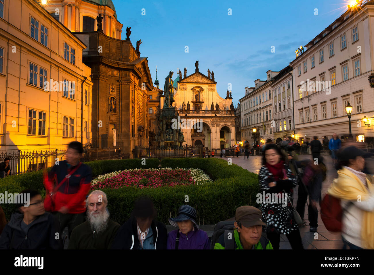 Chiesa di San Francesco e la Chiesa del Santissimo Salvatore, Cavalieri della Croce, Piazza della Città Vecchia di Praga, Repubblica Ceca Foto Stock