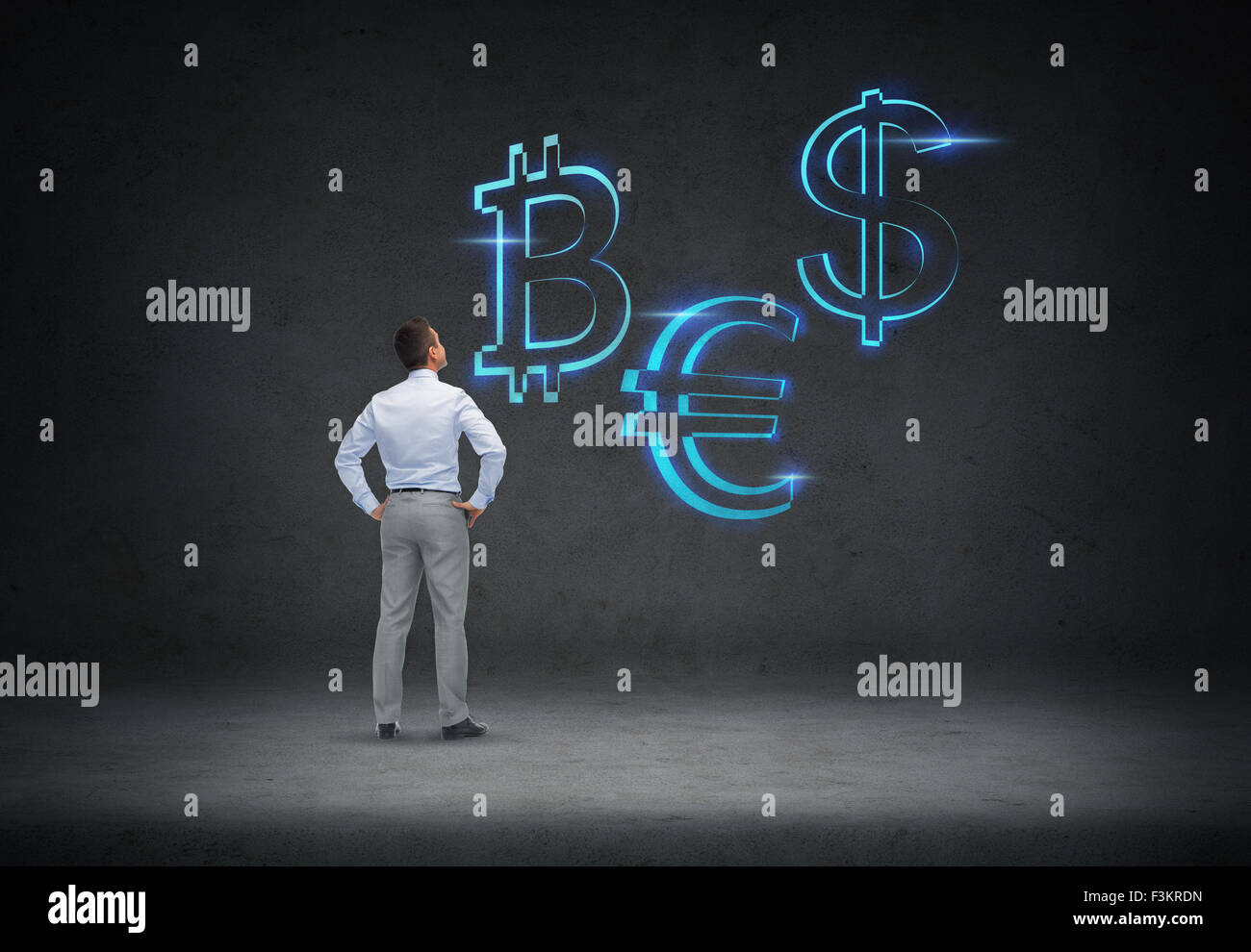 Imprenditore guardando i simboli di valuta Foto Stock