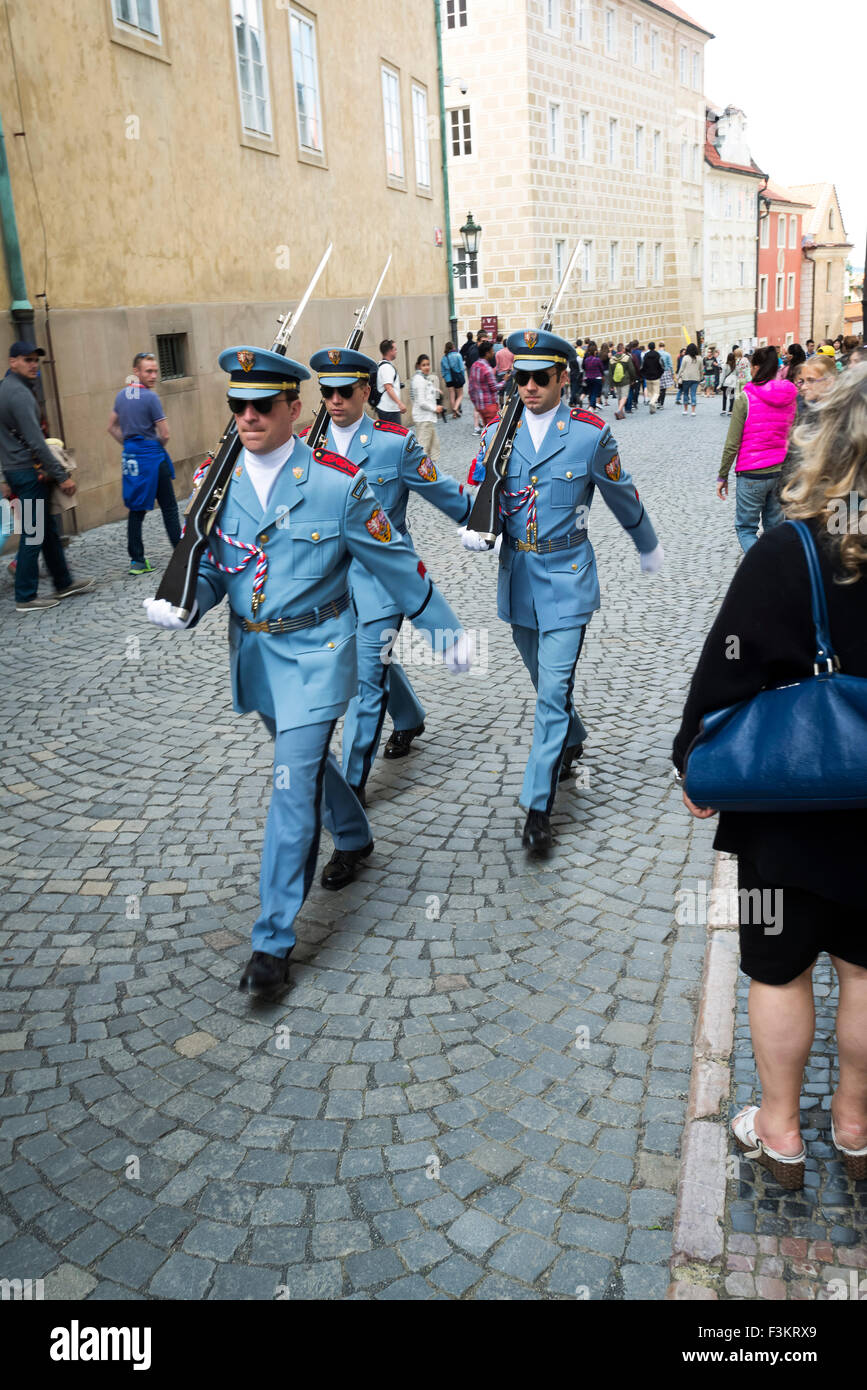 Soldati ceca al castello di Praga, Praga, Repubblica Ceca Foto Stock