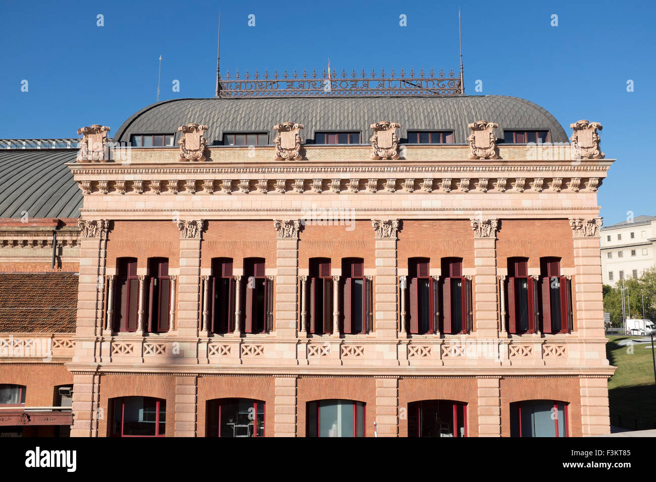 Facciata ornata di Atocha in treno o in stazione ferroviaria Madrid Spagna Foto Stock