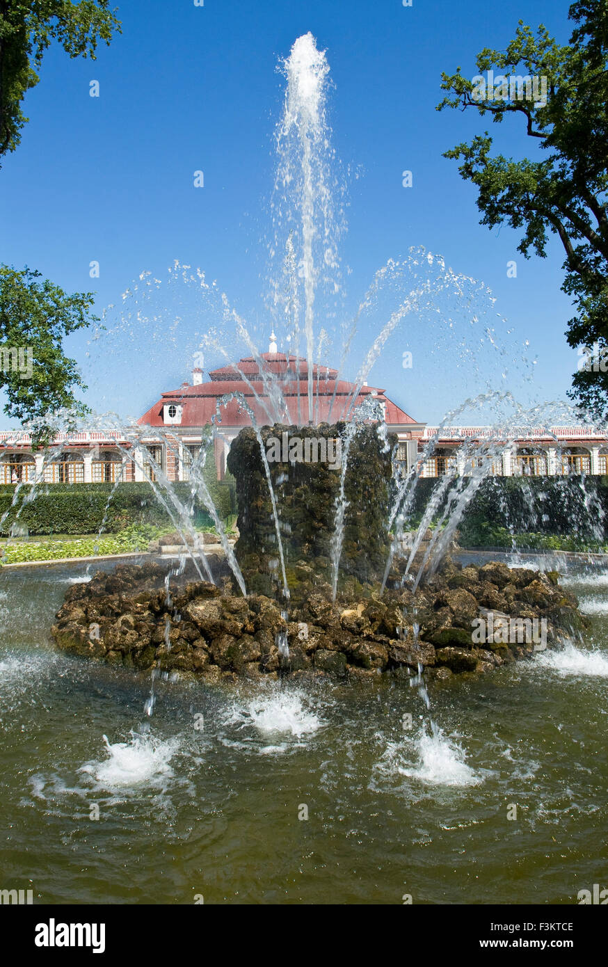 PETERHOF, Russia - 06 Luglio: palace Monpeasire e fontana covone nel parco, luglio 06, 2012, nella città di Peterhof, nei dintorni di San Foto Stock