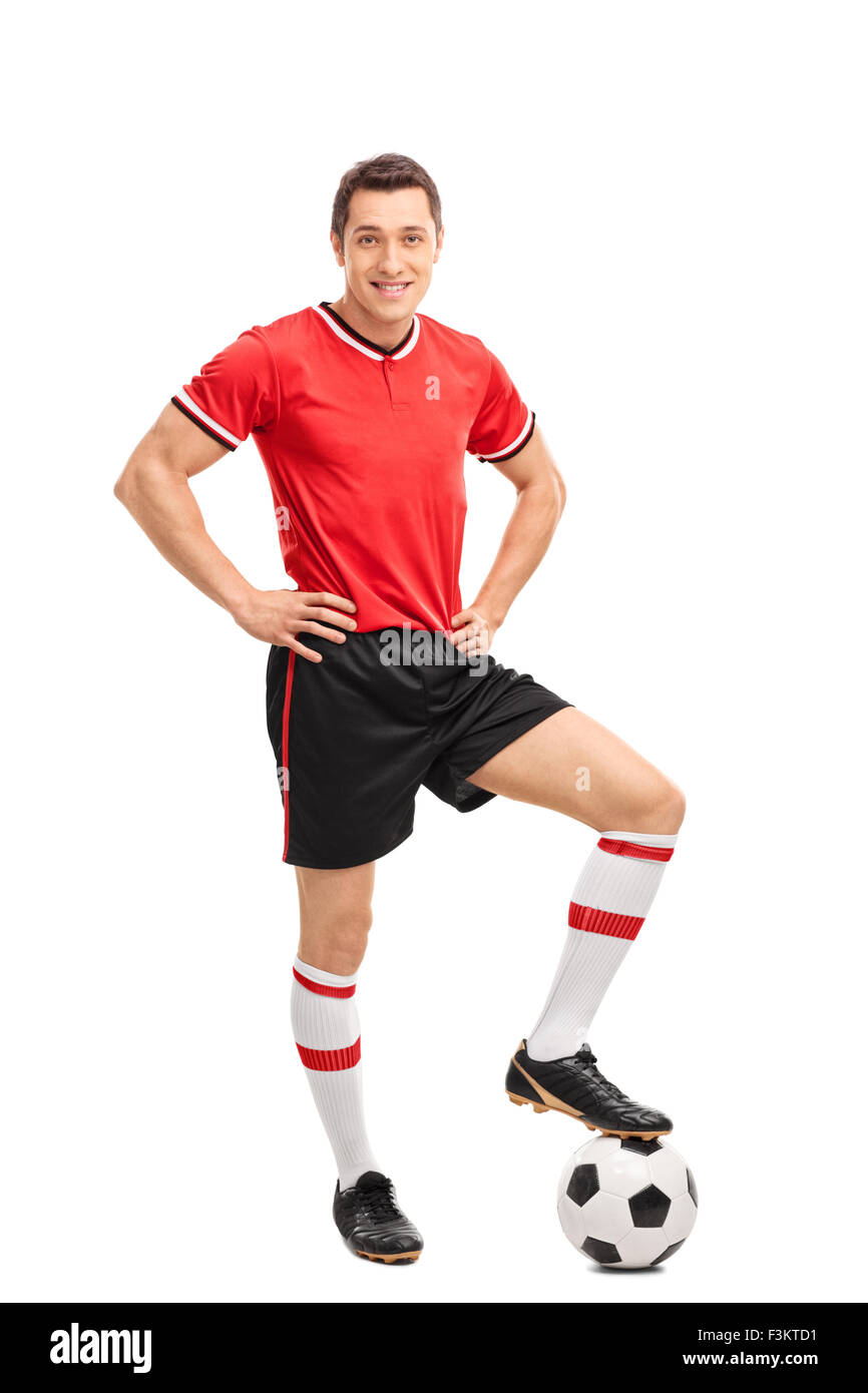 A piena lunghezza Ritratto di una giovane maschio giocatore di calcio a scavalcare una sfera e guardando la telecamera isolata su sfondo bianco Foto Stock A piena lunghezza Ritratto di una giovane maschio giocatore di calcio a scavalcare una sfera e guardando la telecamera isolata su sfondo bianco Foto Stock