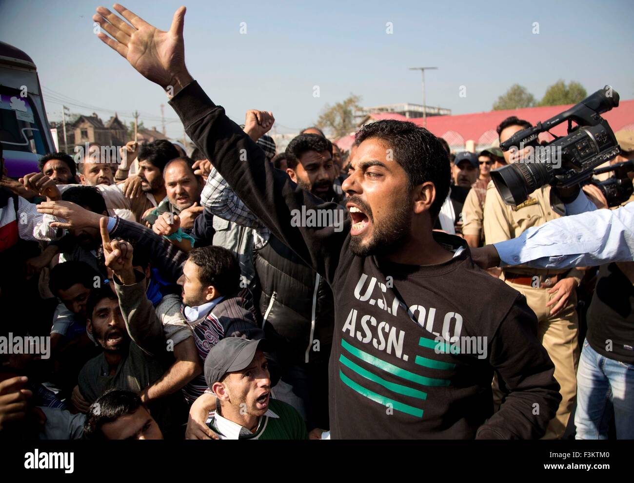 Srinagar Kashmir. Il 9 ottobre, 2015. Un sostenitore del musulmano indipendente legislatore Abdul Rashid Sheikh grida slogan durante una manifestazione di protesta a Srinagar, capitale estiva di Indiano-Kashmir controllata, Ottobre 9, 2015. La polizia indiana arrestate decine di sostenitori di Sheikh durante una manifestazione di protesta contro i legislatori dell'India con la sua sentenza di destra nazionalista indù Bhartiya Janta Party (BJP) per lo spostamento manuale legislatore musulmani Abdul Rashid Sheikh in indiano-Kashmir controllato per servire le carni bovine in un party privato. Credito: Xinhua/Alamy Live News Foto Stock