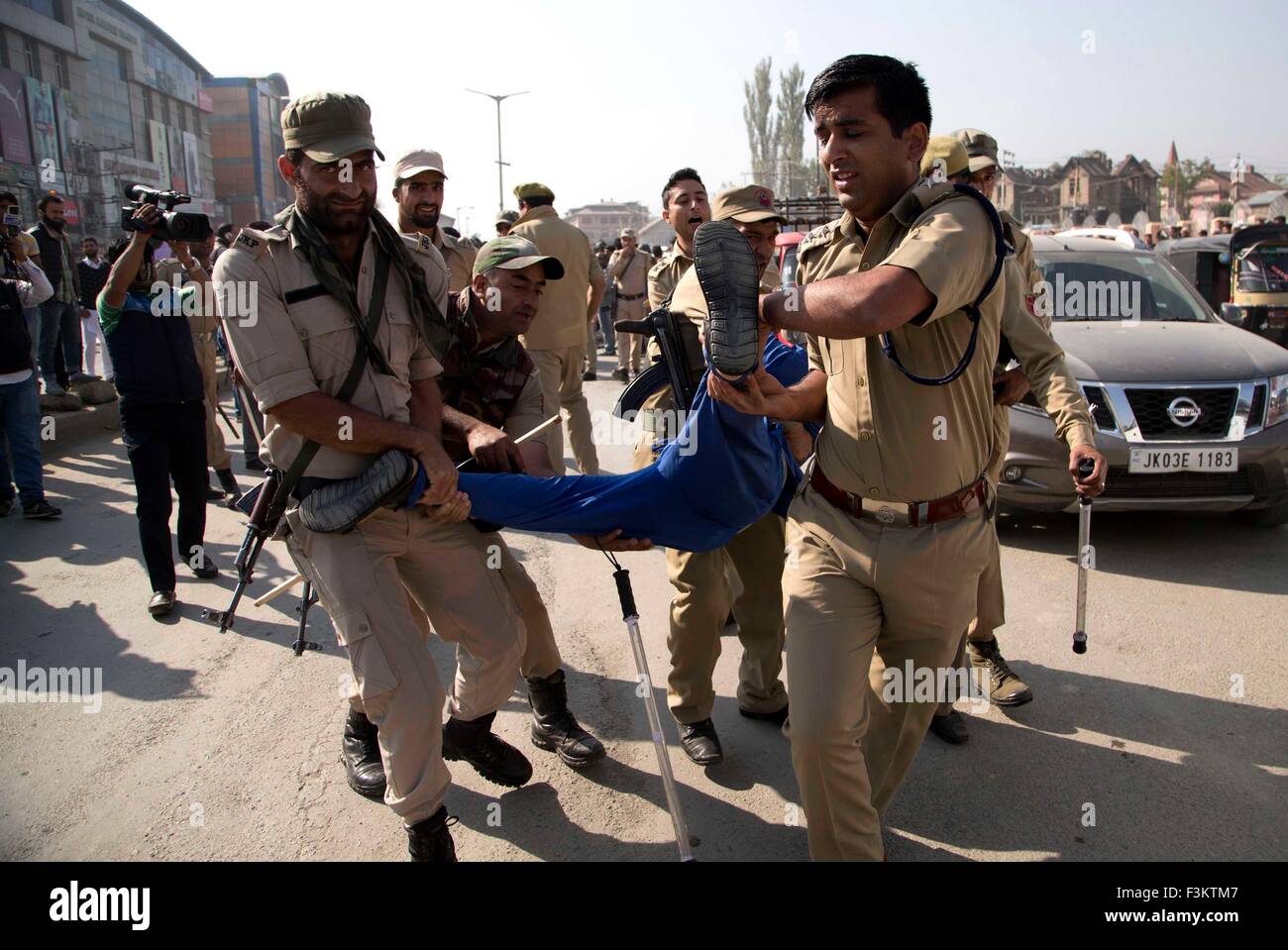 Srinagar Kashmir. Il 9 ottobre, 2015. La polizia indiana a detenere un sostenitore del musulmano indipendente legislatore Abdul Rashid Sheikh durante una manifestazione di protesta a Srinagar, capitale estiva di Indiano-Kashmir controllata, Ottobre 9, 2015. La polizia indiana arrestate decine di sostenitori di Sheikh durante una manifestazione di protesta contro i legislatori dell'India con la sua sentenza di destra nazionalista indù Bhartiya Janta Party (BJP) per lo spostamento manuale legislatore musulmani Abdul Rashid Sheikh in indiano-Kashmir controllato per servire le carni bovine in un party privato. Credito: Xinhua/Alamy Live News Foto Stock