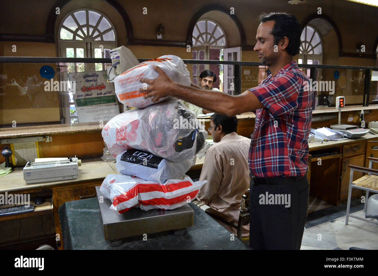 Lahore. 9 Ott, 2015. Un postino pakistano organizza la posta presso un ufficio postale sulla Giornata mondiale della posta nella parte orientale del Pakistan Lahore, Ottobre 9, 2015. Giornata mondiale della posta viene celebrata ogni anno il 9 ottobre, anniversario della creazione dell'Unione postale universale (UPU) nel 1874 a Berna, la capitale della Svizzera. © Jamil Ahmed/Xinhua/Alamy Live News Foto Stock