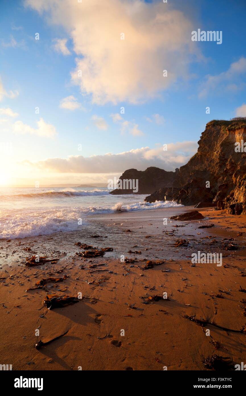 Il sole che tramonta a Hope Cove, Devon, Inghilterra Foto Stock