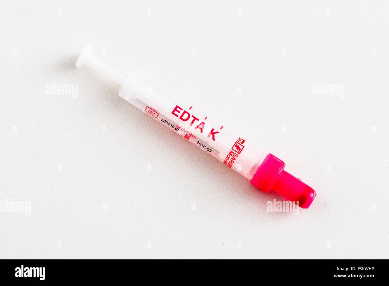 Un rosso fiala farmaceutica per uso medico, visualizzato su un tavolo bianco Foto Stock