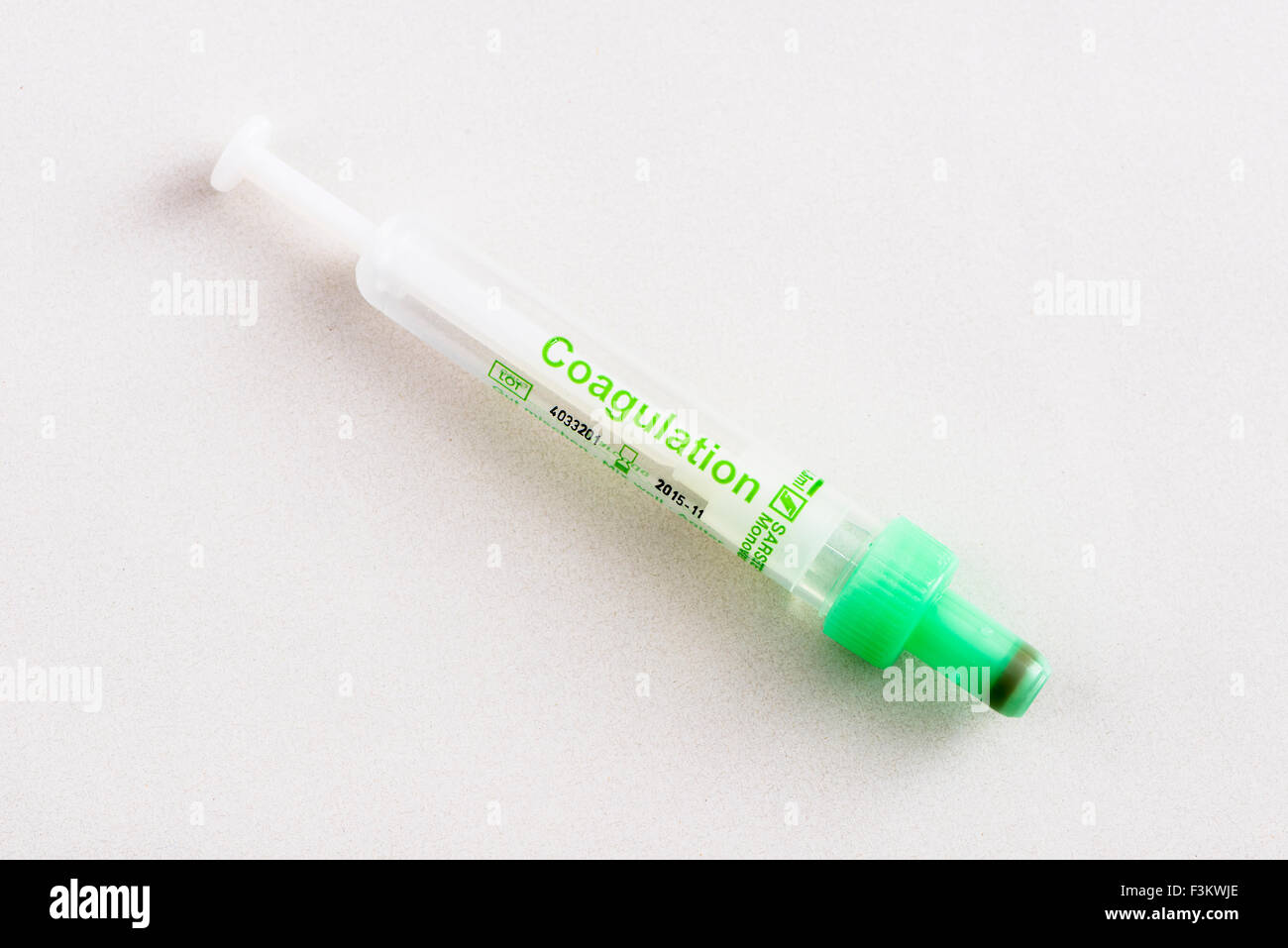 Un verde fiala farmaceutica per uso medico, visualizzato su un tavolo bianco Foto Stock