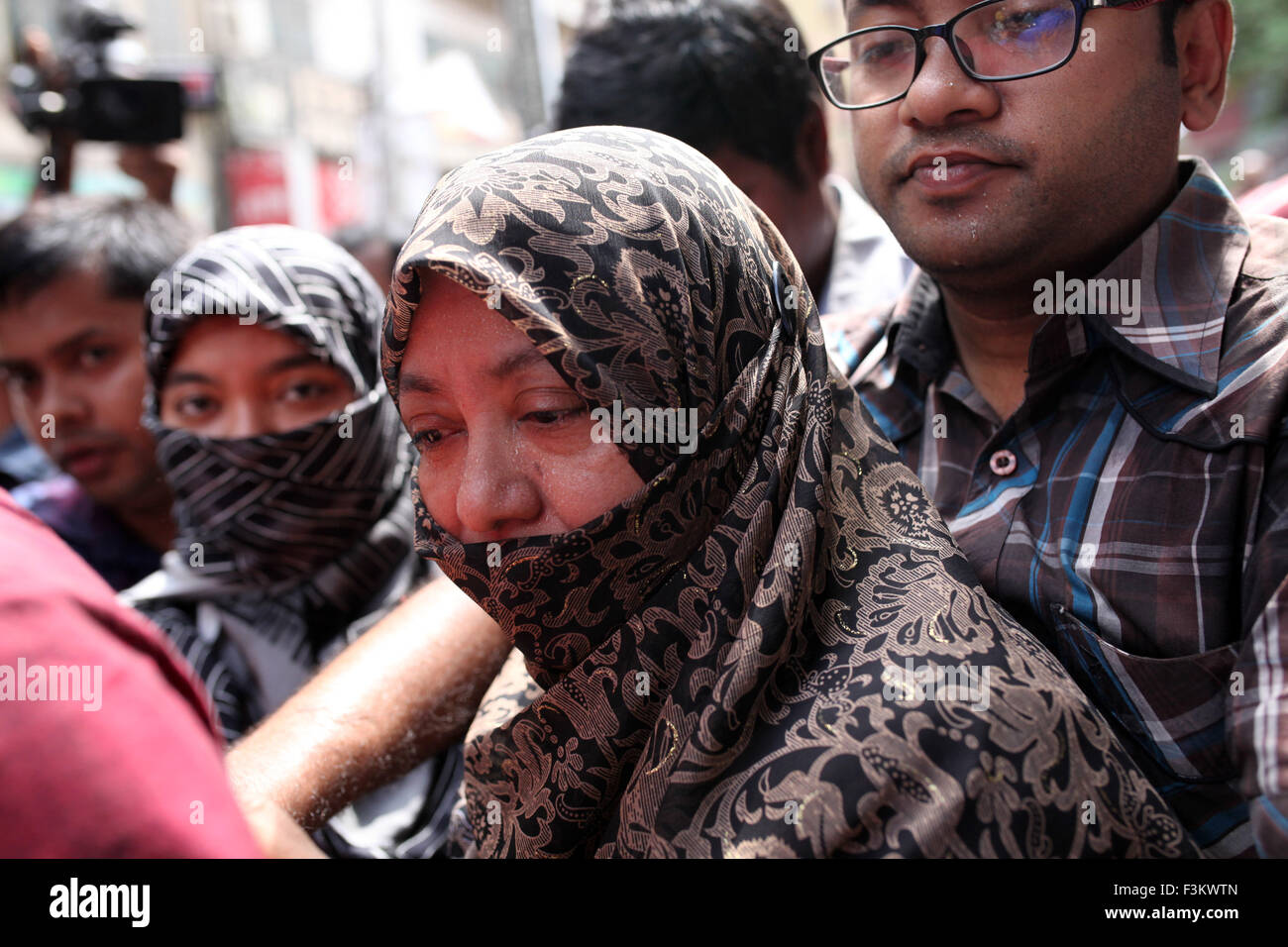 Dacca in Bangladesh 09th ottobre : i membri del condannato a morte per crimini di guerra Ali trusty Ahsan Muhammad Mujahid della famiglia di andare incontro a lui a Dhaka prigione centrale di su a Dhaka il 9 ottobre 2015. Foto Stock