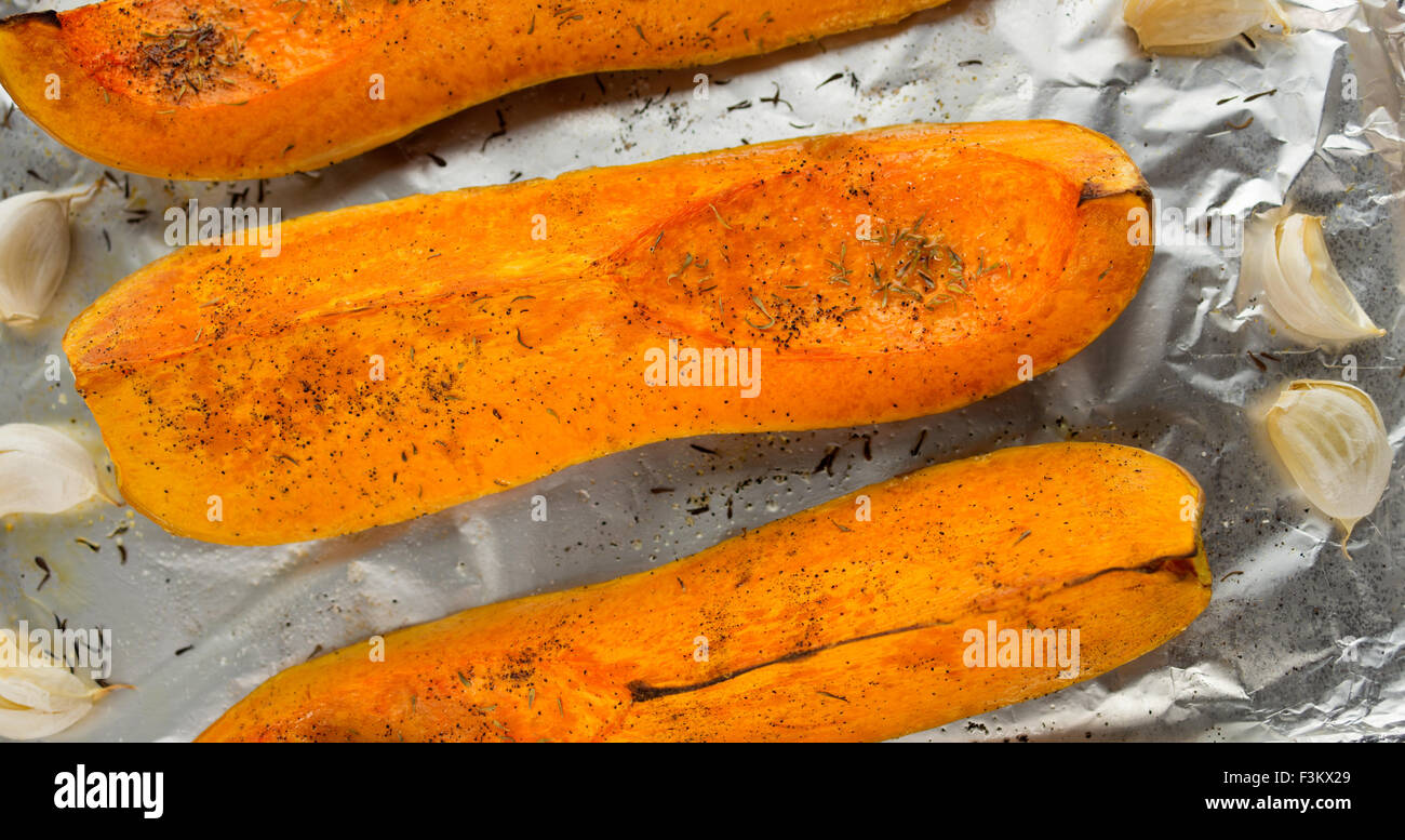 Arrosto di zucca condita con aglio e pepe ed erbe aromatiche Foto Stock