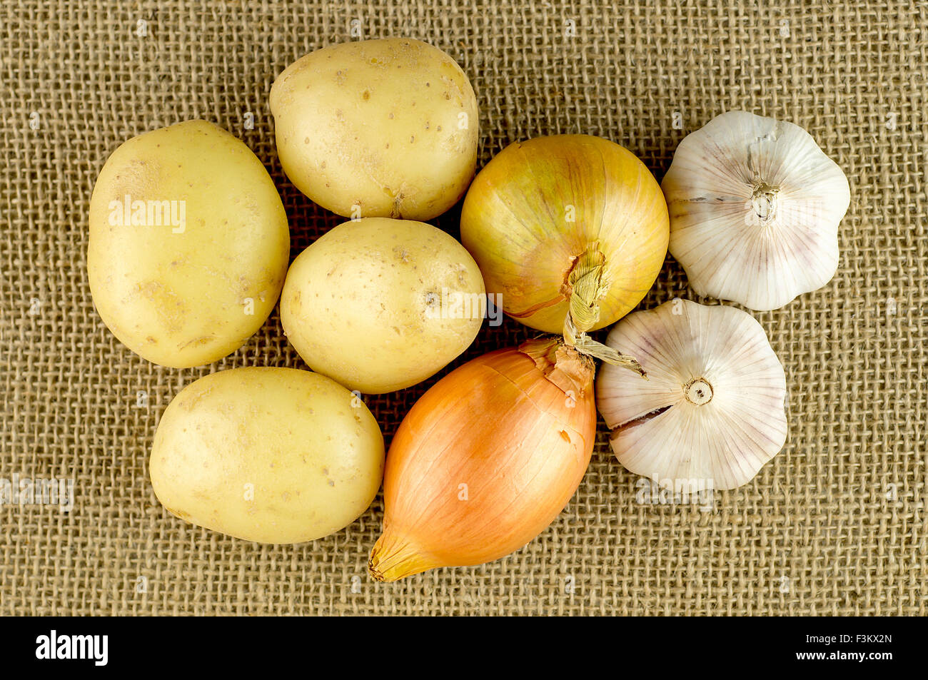 Gli ingredienti della zuppa: patata, cipolla e aglio Foto Stock