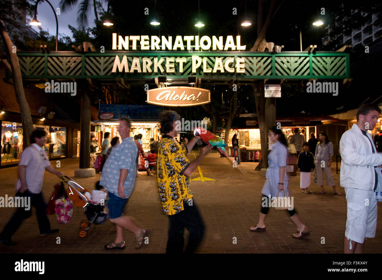 International Market Place di notte, nel centro di Waikiki, Honolulu Oahu, Hawaii Foto Stock