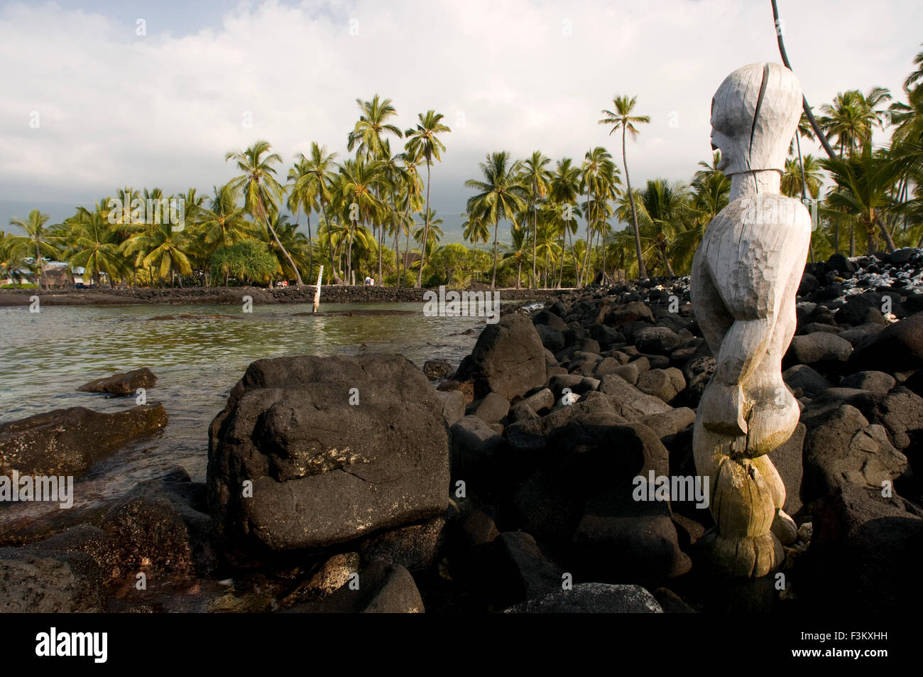 Pu'uhonua O Honaunau National Historic Park, Hale O Keawe tempio ricostruito con sculture in legno, Sud Costa di Kona, Big Island. Foto Stock