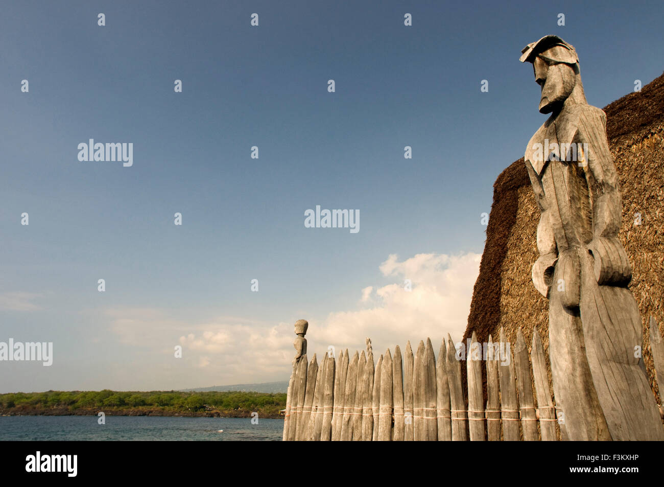 Pu'uhonua O Honaunau National Historic Park, Hale O Keawe tempio ricostruito con sculture in legno, Sud Costa di Kona, Big Island. Foto Stock