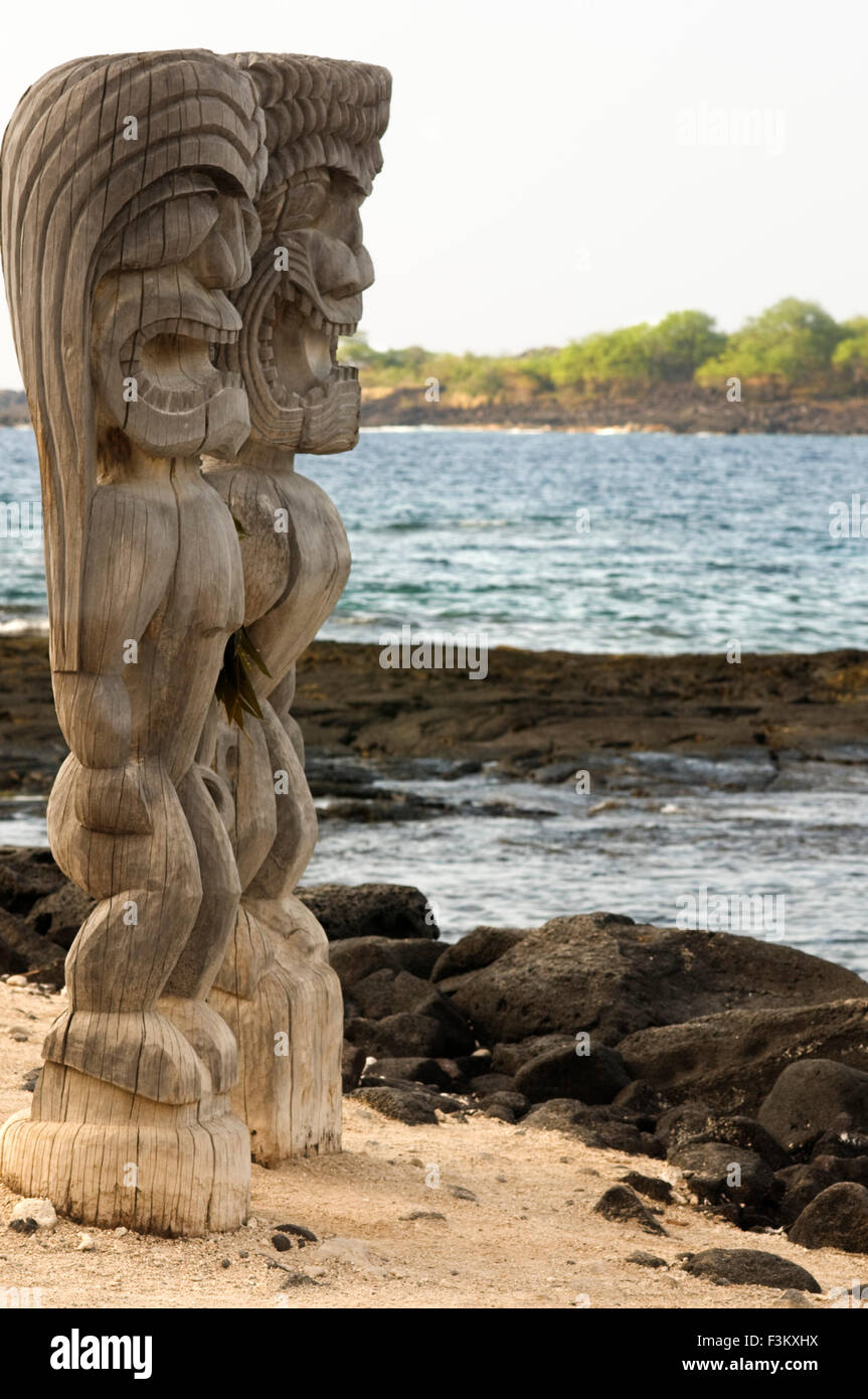 Pu'uhonua O Honaunau National Historic Park, Hale O Keawe tempio ricostruito con sculture in legno, Sud Costa di Kona, Big Island. Foto Stock