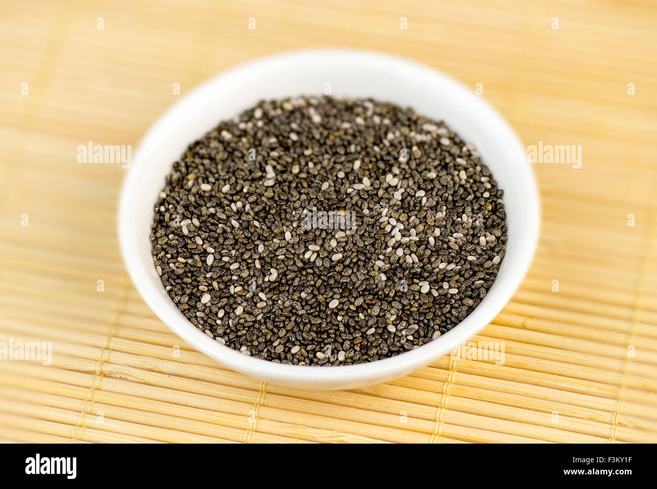 Antenna closeup di chia semi nella vaschetta di colore bianco Foto Stock