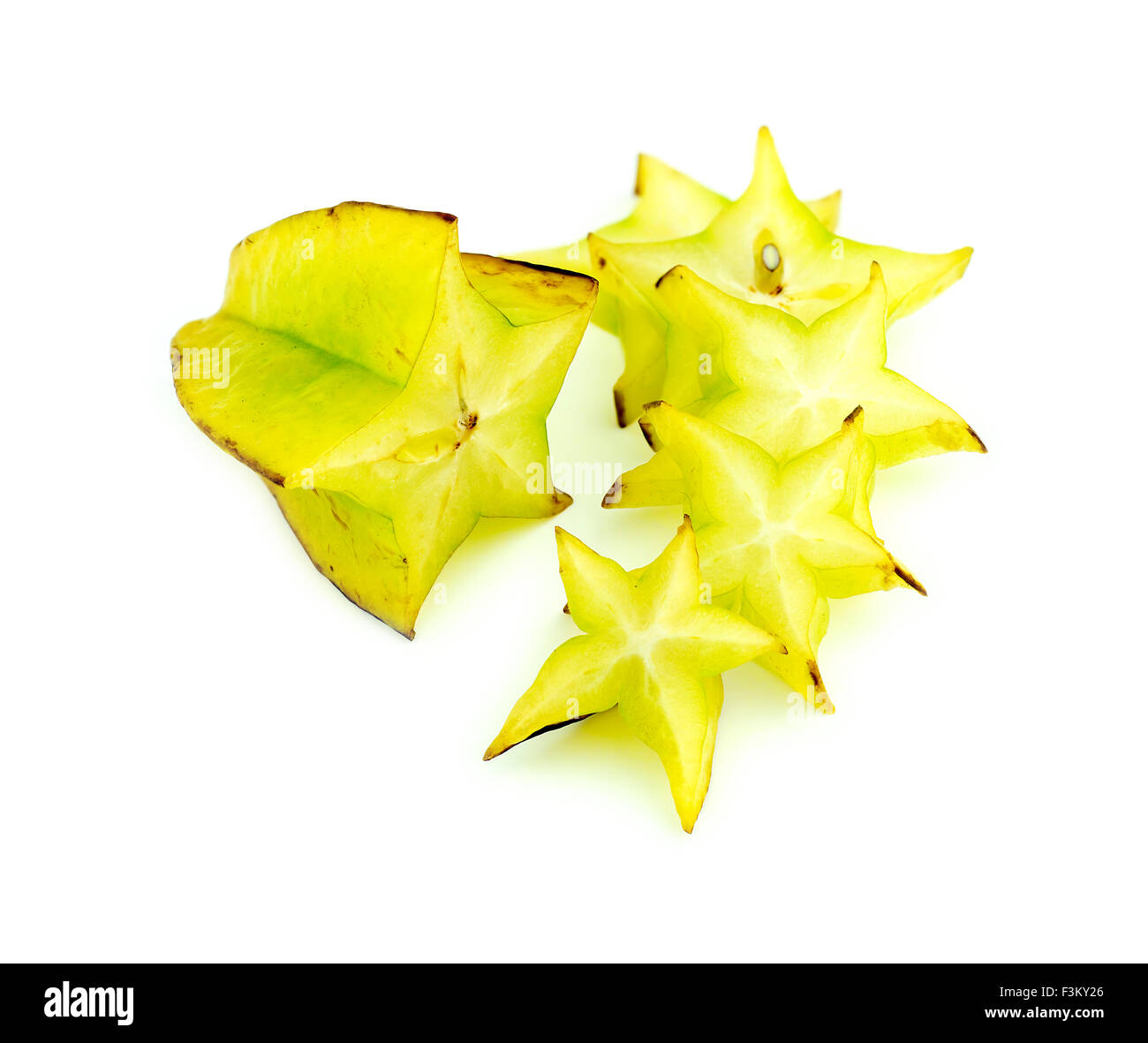 Bellissimo il setup di ripe vibrante fette starfruit isolato su bianco Foto Stock