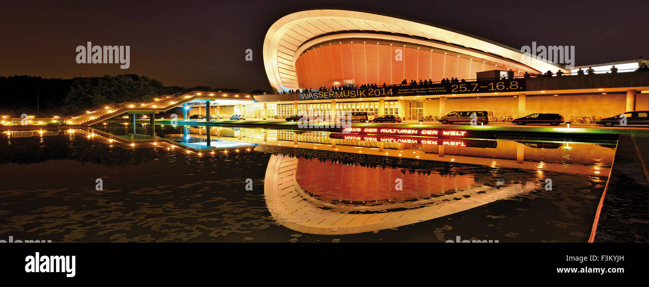 Germania Berlino: Casa delle Culture di tutto il mondo di notte in vista panoramica Foto Stock