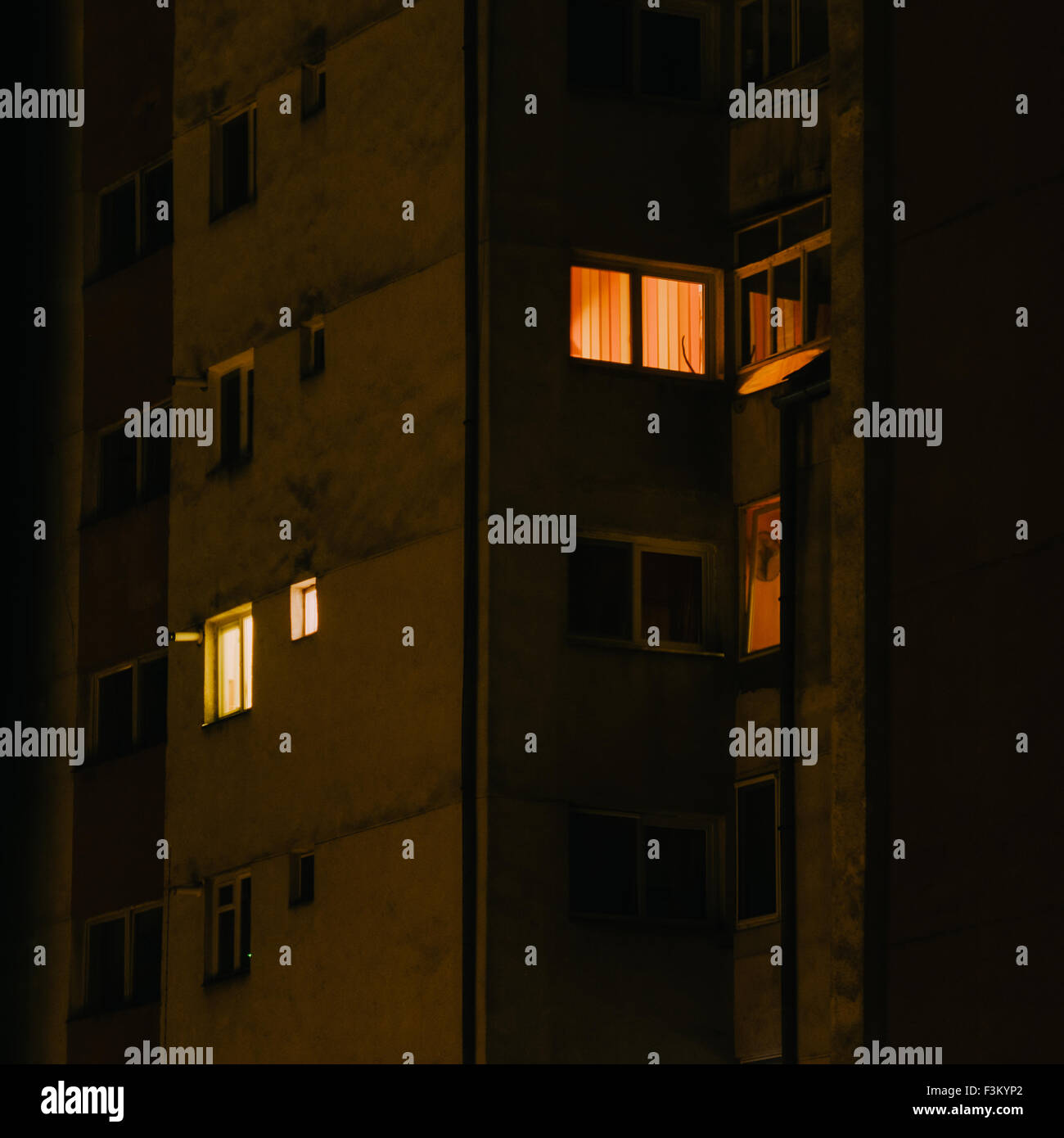 Appartamenti, windows, luci, i blocchi di calcestruzzo nella notte in Romania, pannello case costruite nel comunismo. Nightscapes urbano. Foto Stock