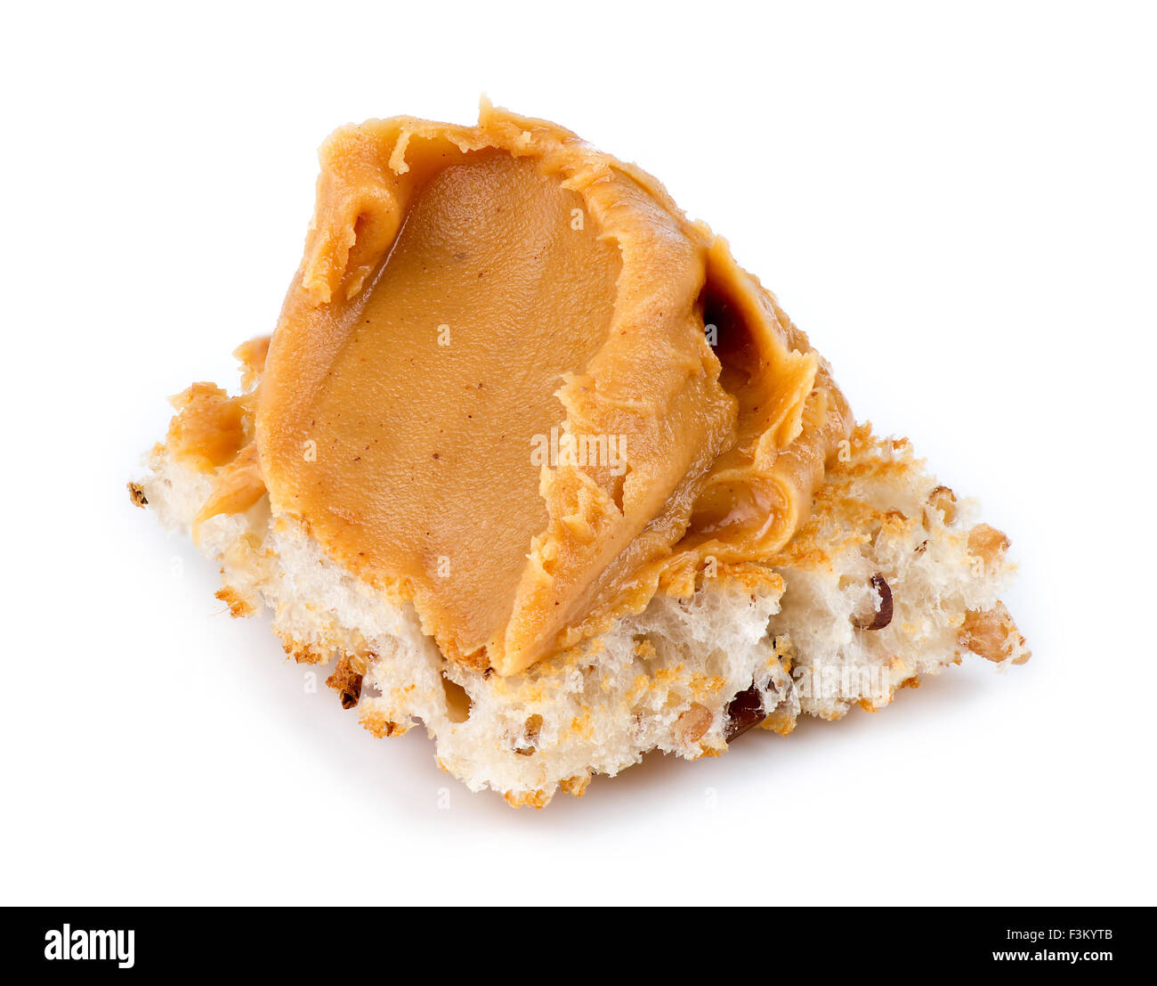 Vista dettagliata del burro di arachidi omogeneo su multi-granella toast isolato su bianco Foto Stock