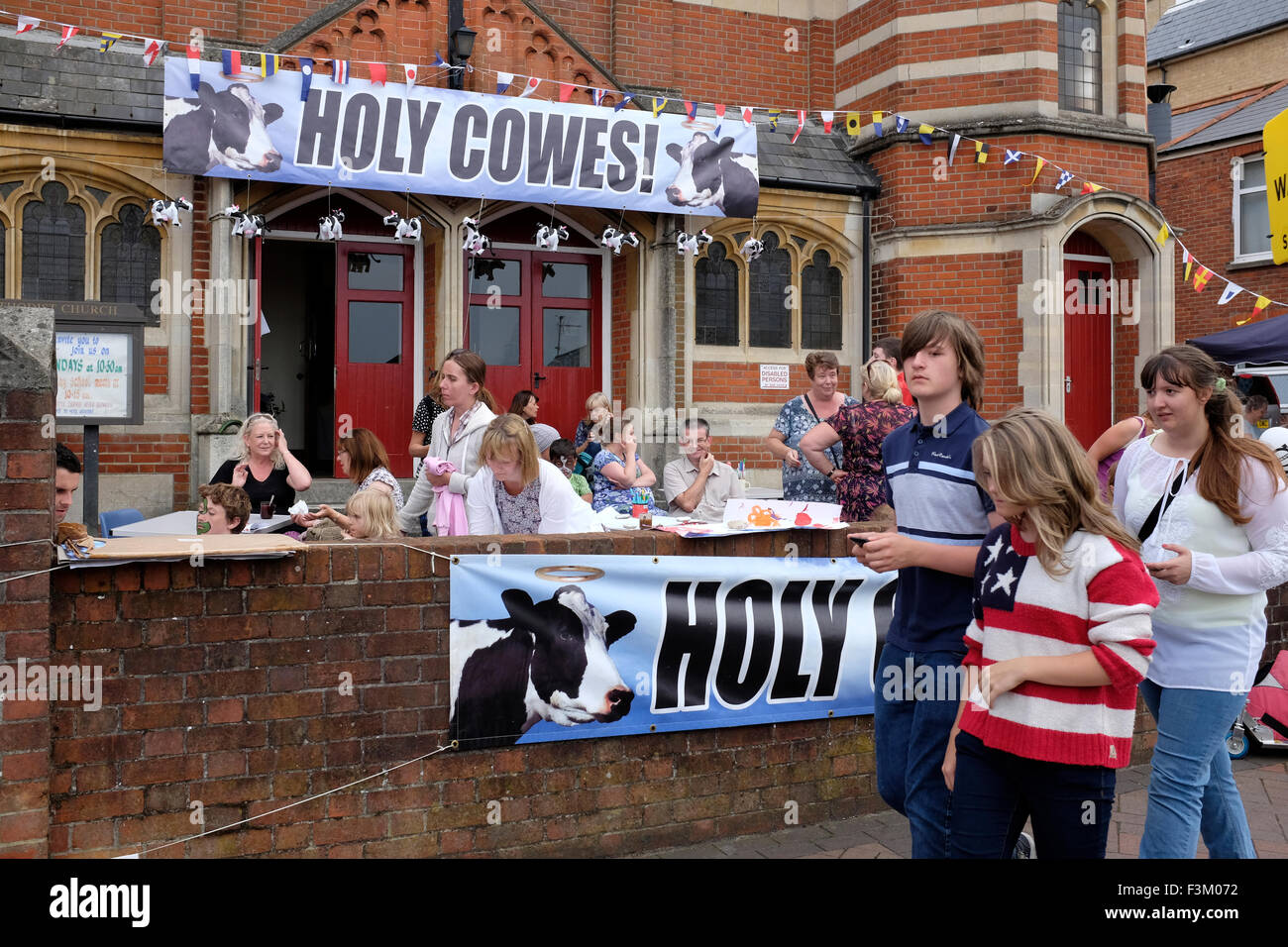 Chiesa Metodista destino e tè visualizza High street equipaggio shopping nel locale mercato super yacht Racing, lato terra intrattenimenti, bande, Yacht Club scene, 2015, Cowes Week, Isle of Wight, England, Regno Unito Foto Stock