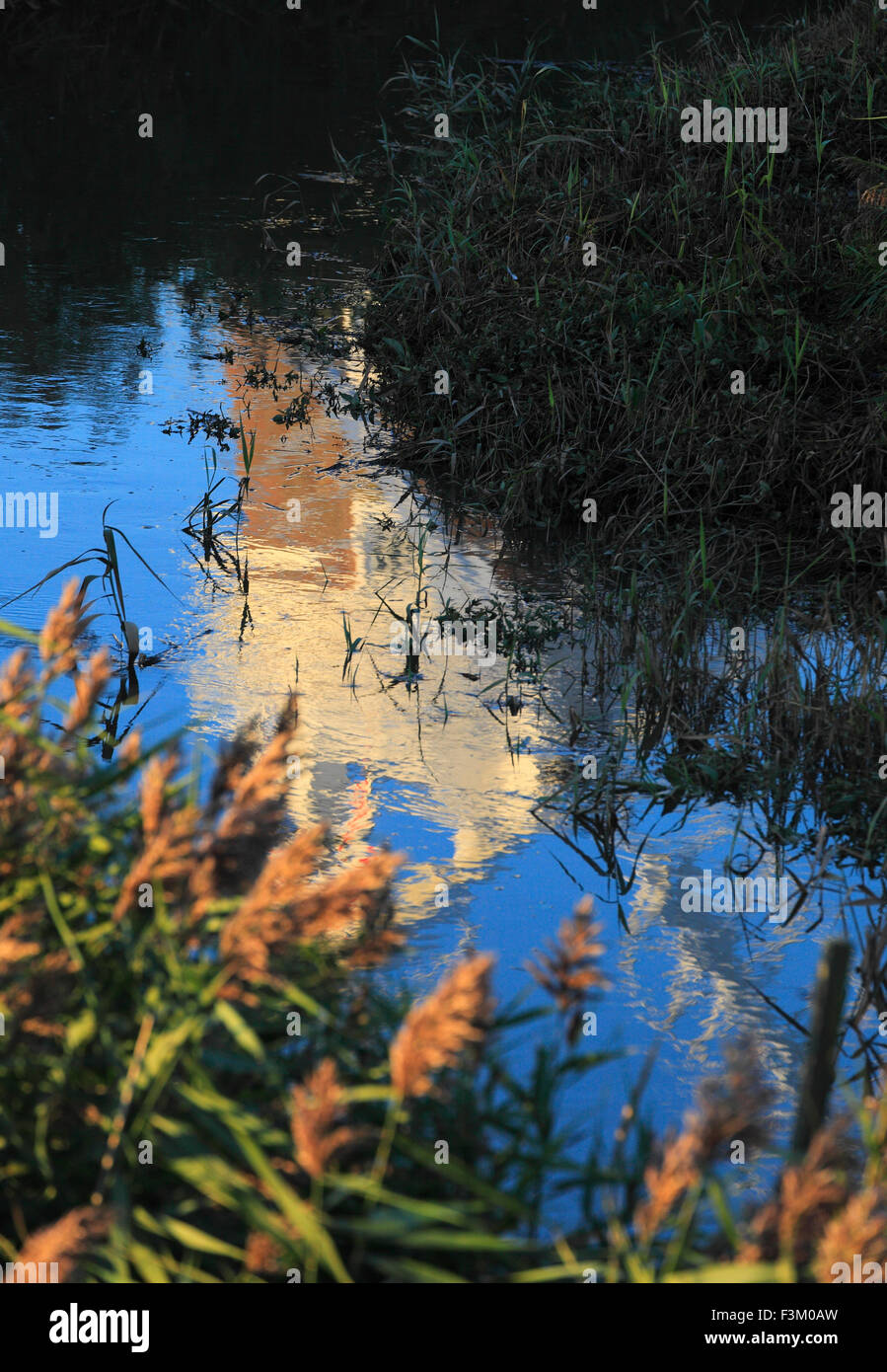 Cley Windmill a Cley accanto al mare sulla Costa North Norfolk riflesso nel fiume Glaven. Foto Stock