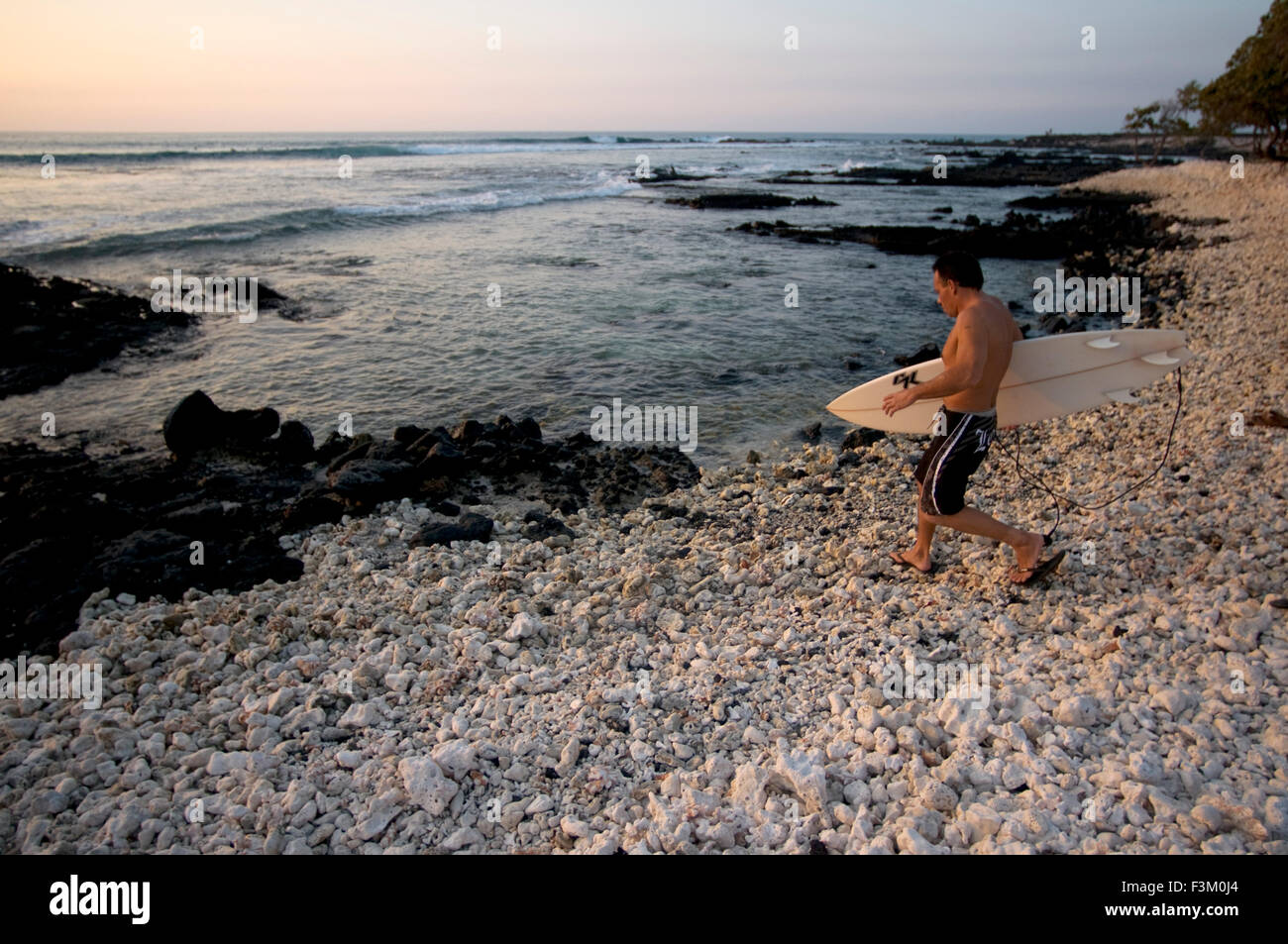 Surfer sulla spiaggia di Waikoloa. Big Island. Stati Uniti d'America. Surfisti in corallo e lava Anaeho fianco'omalu Bay nelle Hawaii. Waikoloa Beach Foto Stock