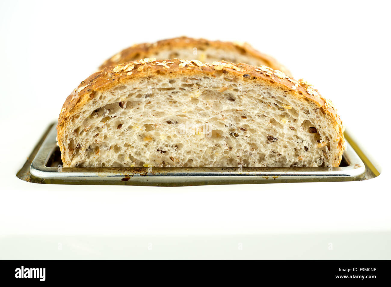 Fette di pane integrale nel tostapane Foto Stock Fette di pane integrale nel tostapane Foto Stock